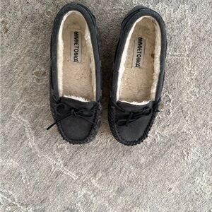 Minnetonka Grey Suede Moccasins Slippers Shearling Fleece LN
